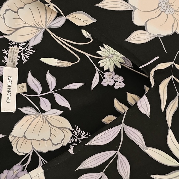 Calvin Klein Black and White Blouse. Vneck. Long Sleeves With Ruffel. 2X - Picture 2 of 8